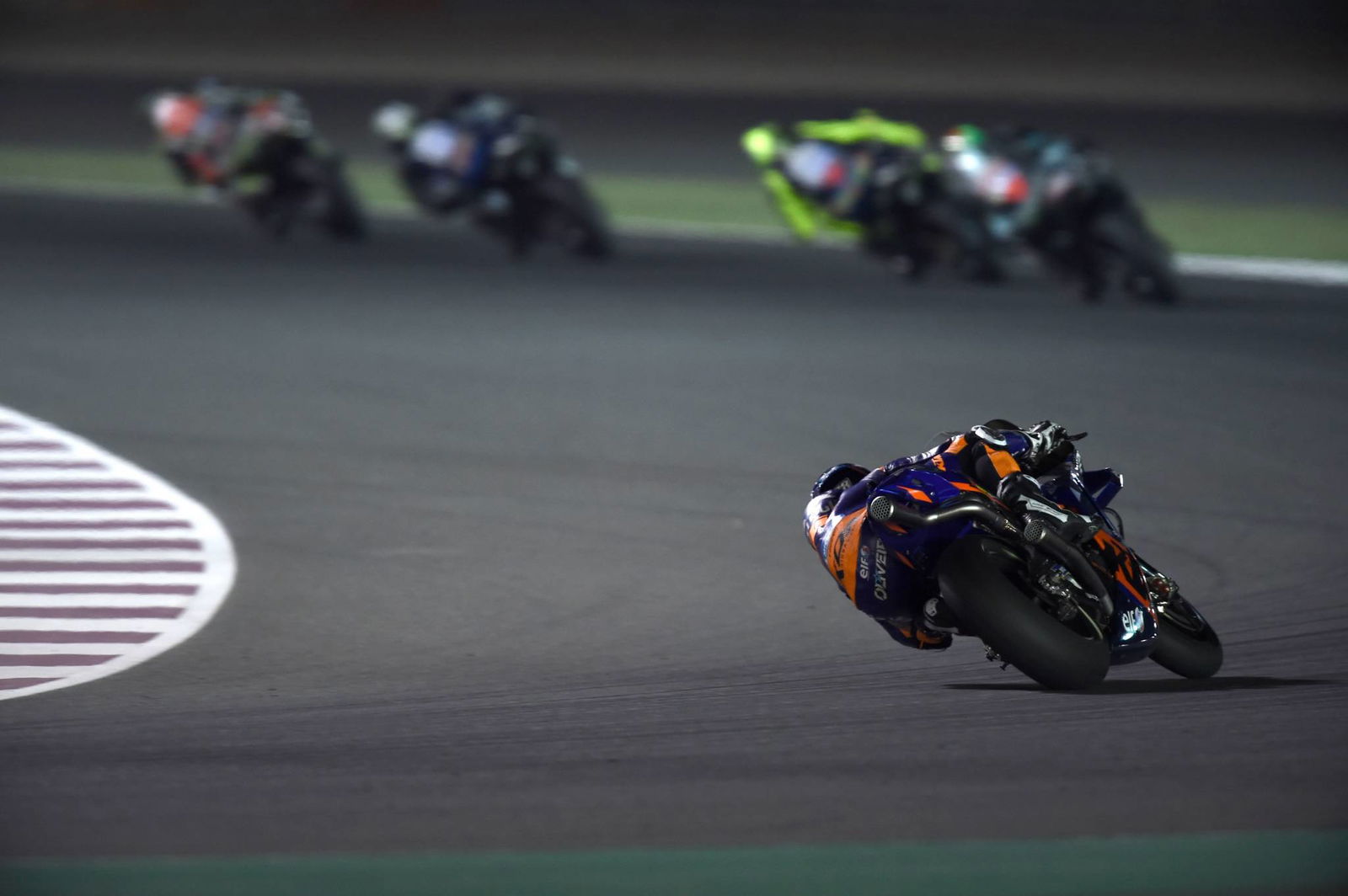 Aprilia: Sebuah sayap menciptakan downforce ...