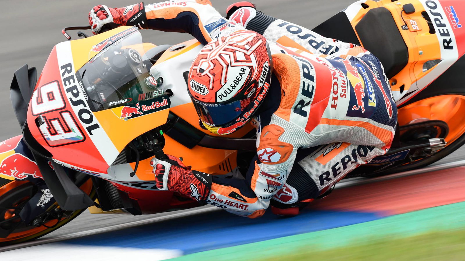 Marquez cruises to victory in Argentina, Rossi beats Dovi