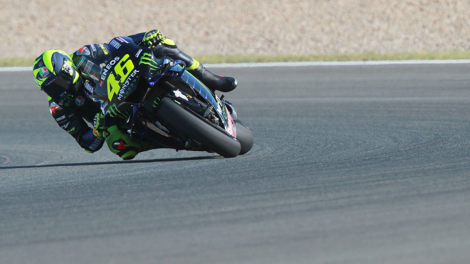 Rossi menemukan keuntungan tetapi tertahan oleh dua momen 