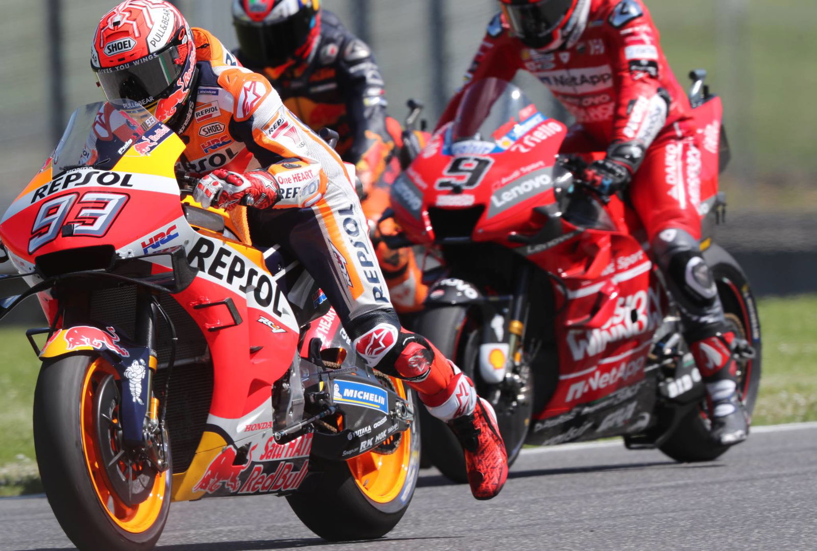 Marquez menyeret tiang keluar dari tas untuk menolak Quartararo