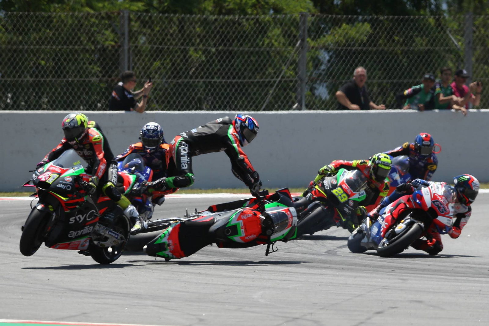 Rossi: Sayang sekali, sakit pergelangan kaki, itu terjadi