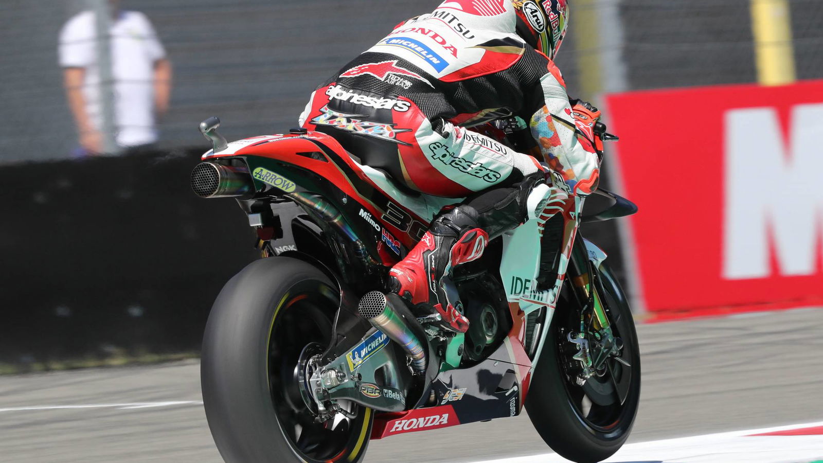 Nakagami 'penasaran' melihat bagaimana Zarco menangani Honda
