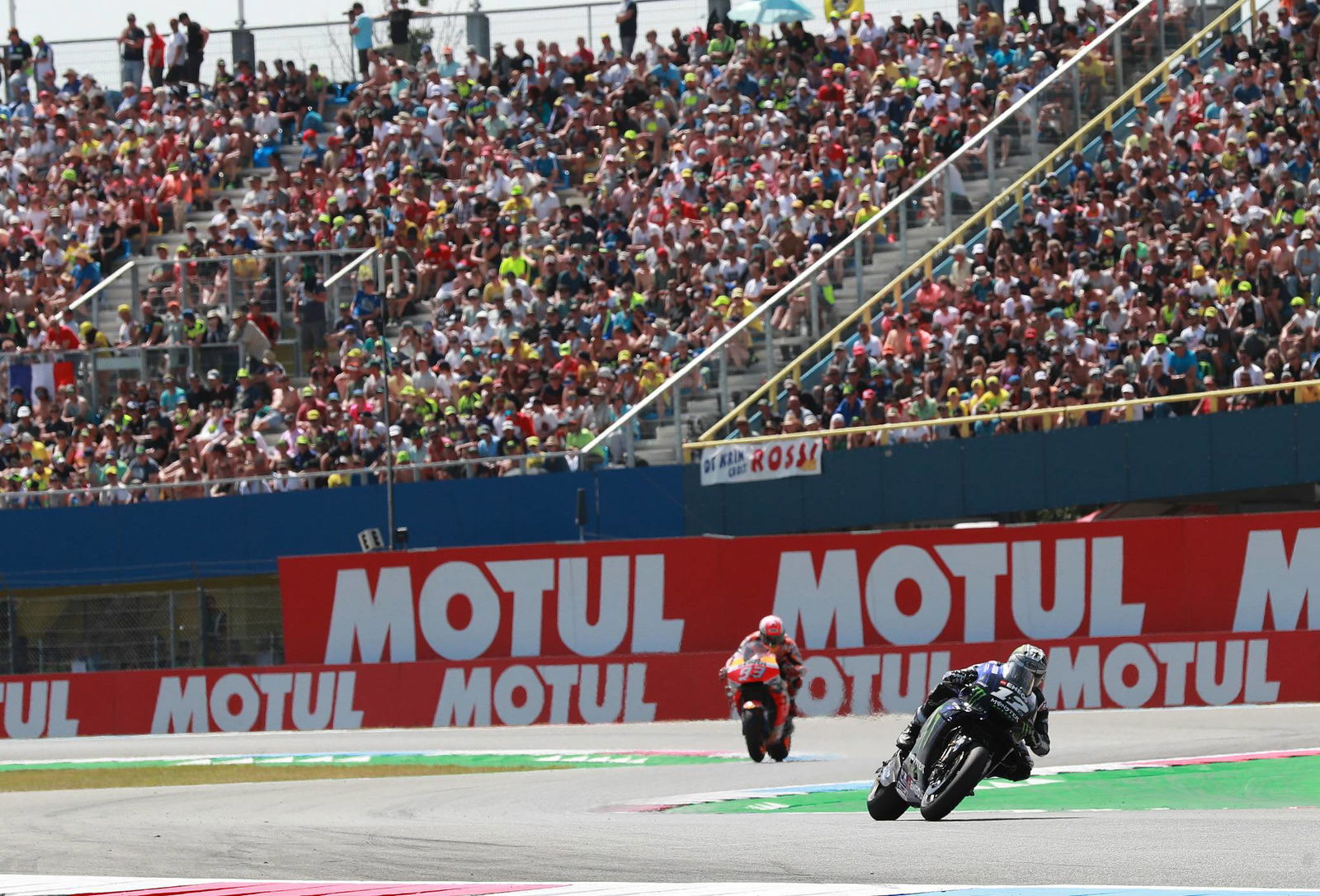Vinales menangkis Marquez untuk kemenangan Assen