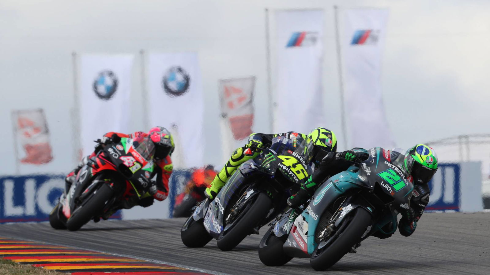 'Senang' Aleix Espargaro jatuh berkelahi