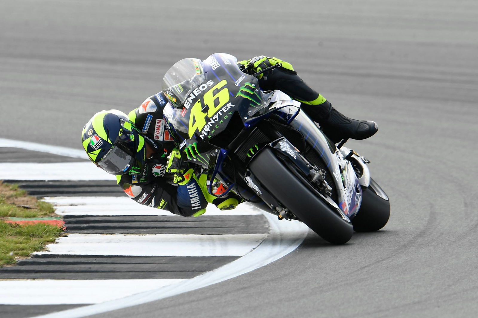 Pembalap MotoGP menyetujui permukaan kembali Silverstone yang 