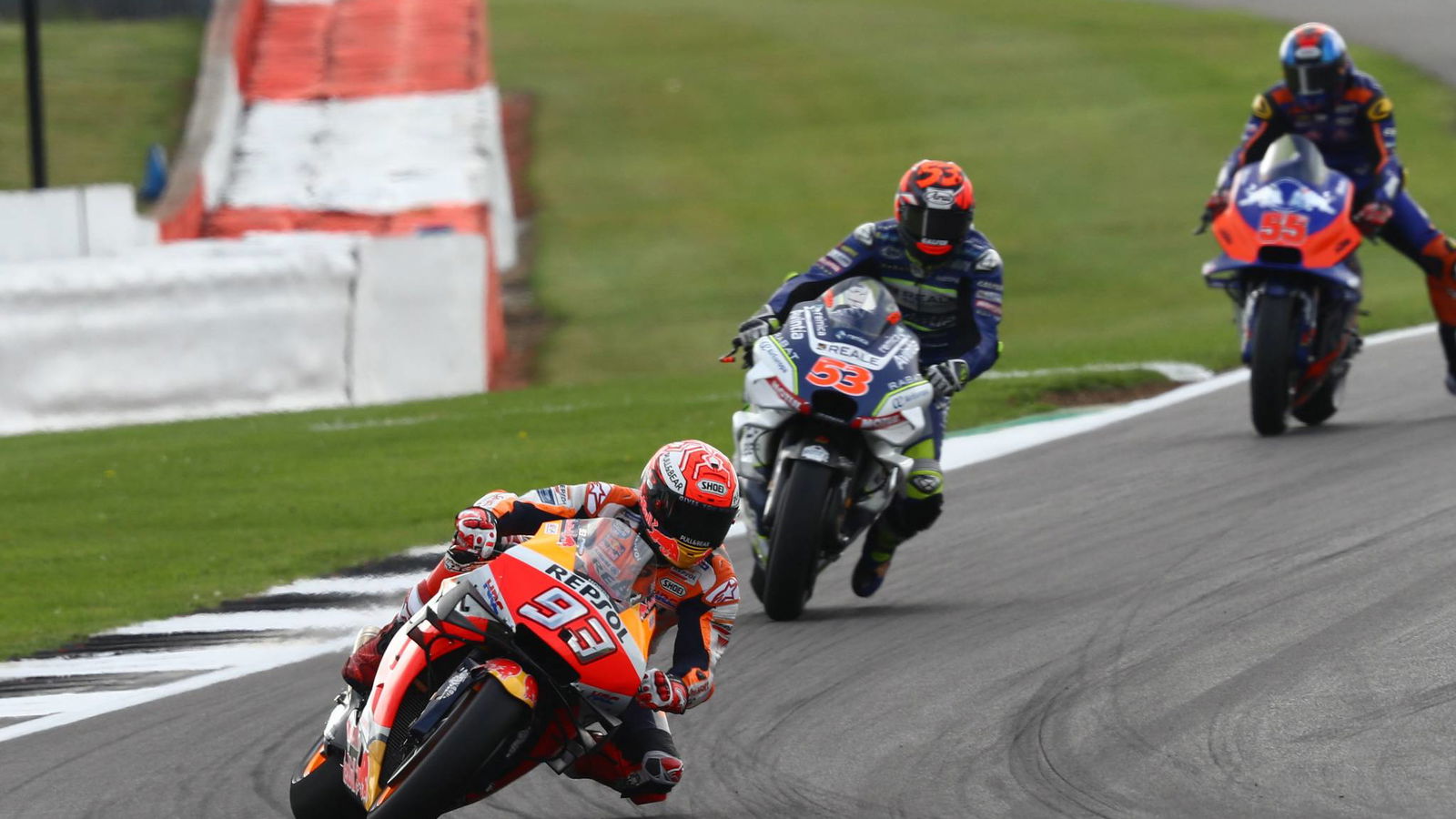 Pembalap MotoGP menyetujui permukaan kembali Silverstone yang 