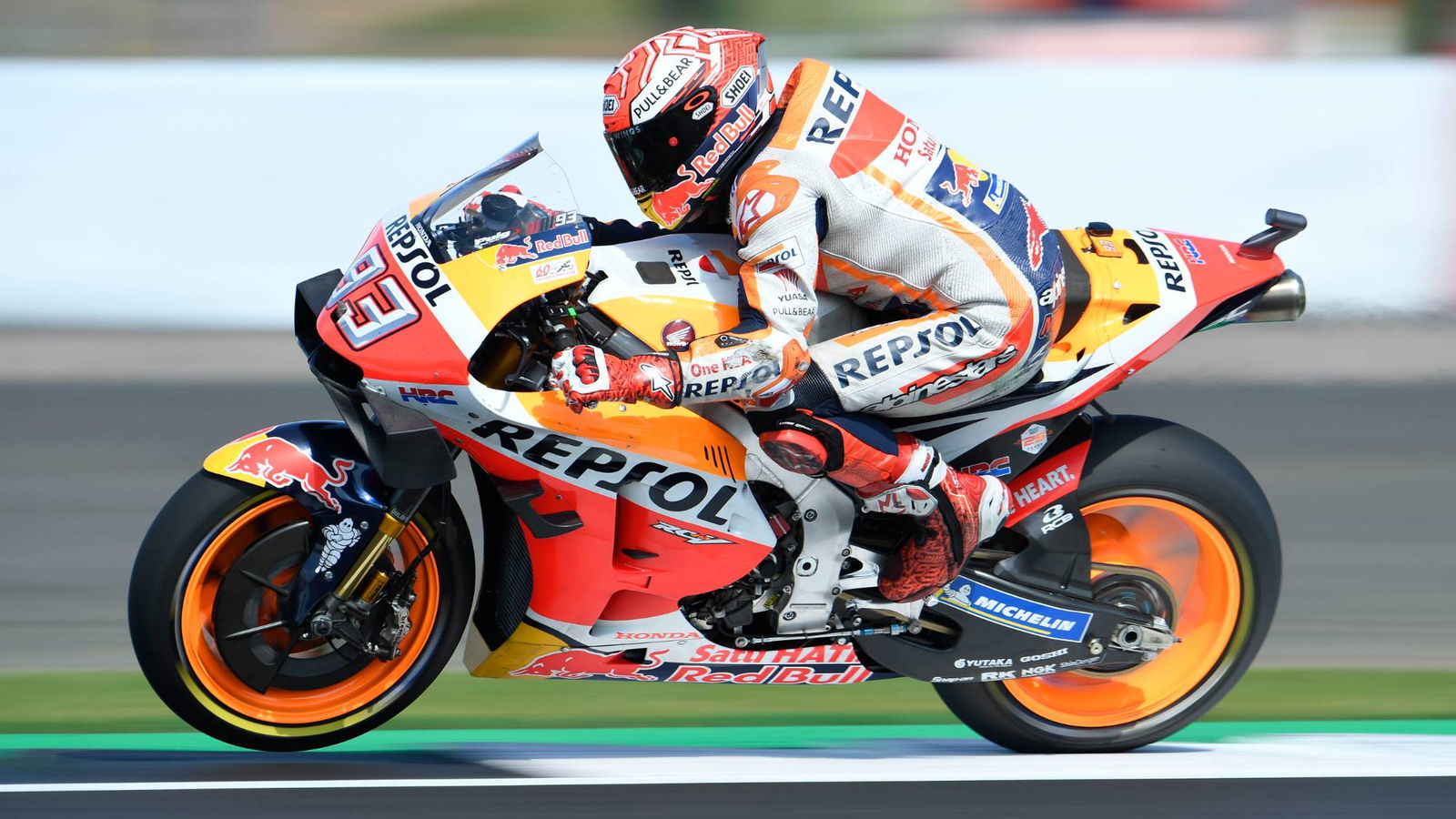 Marquez mengalahkan Rossi untuk pole MotoGP Inggris