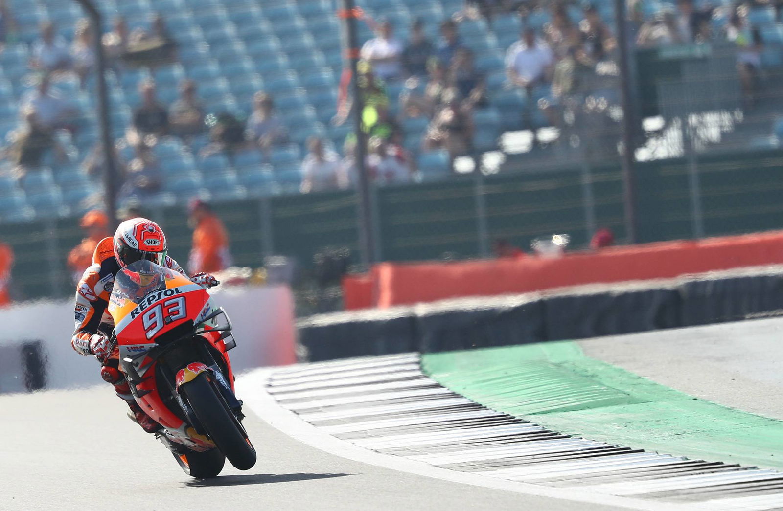 Marquez mengalahkan Rossi untuk pole MotoGP Inggris