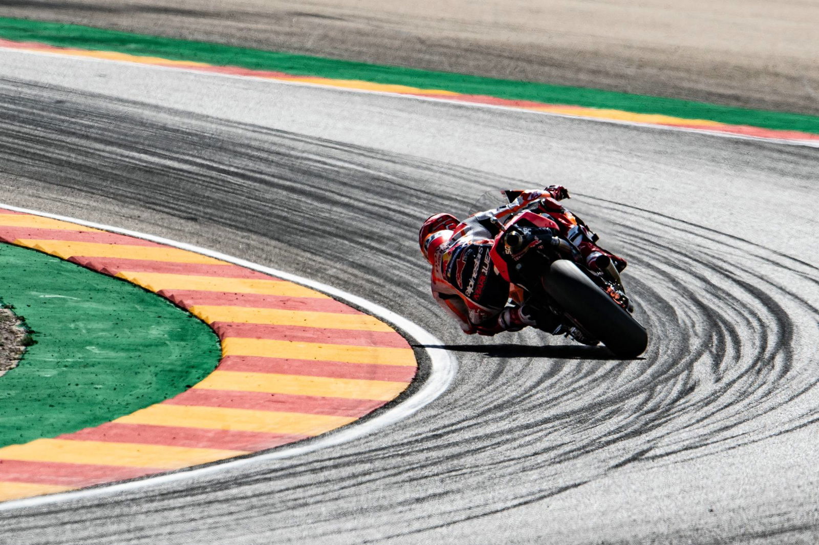 Vinales leads wet warm-up from Crutchlow at Aragon
