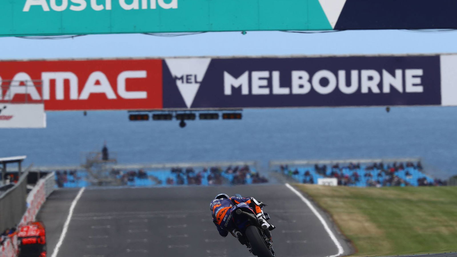 Oliveira 'terdorong keluar jalur'