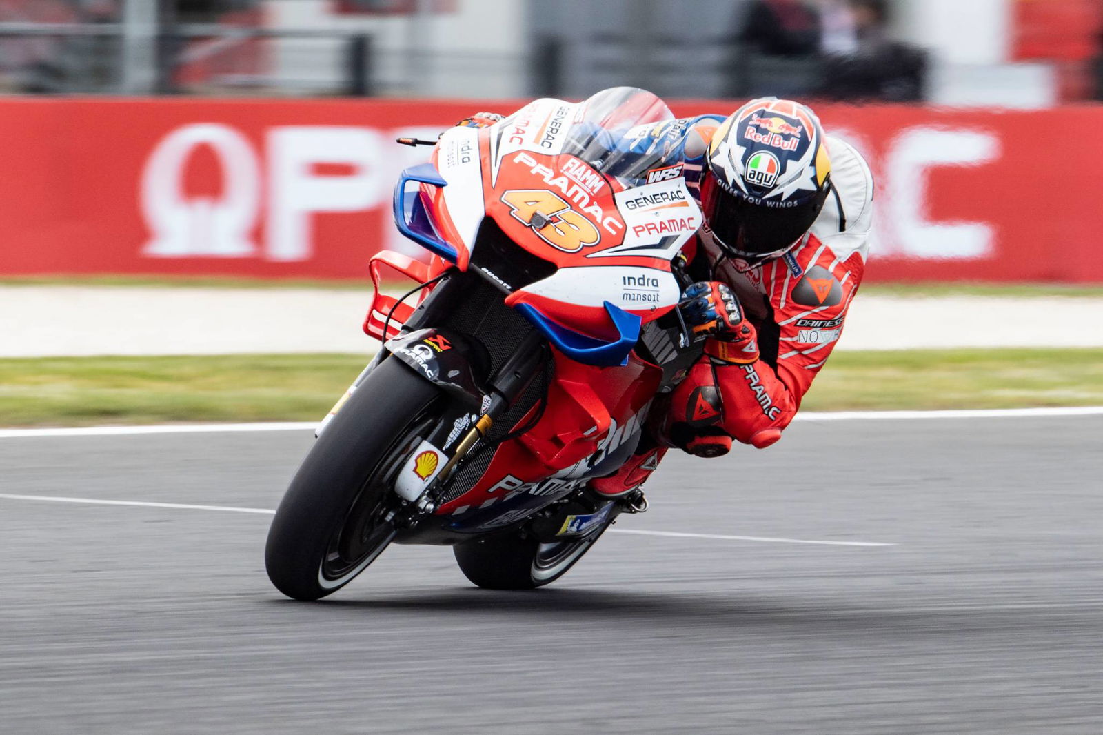 Oliveira 'terdorong keluar jalur'