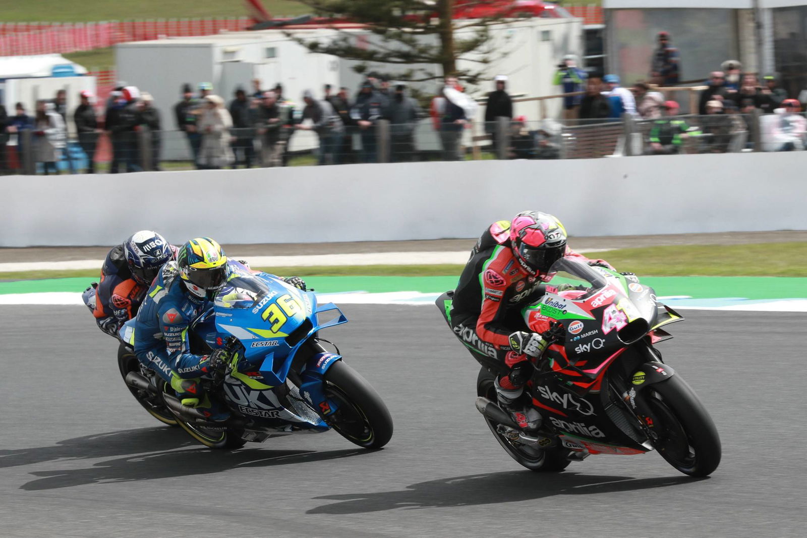 Oliveira 'terdorong keluar jalur'