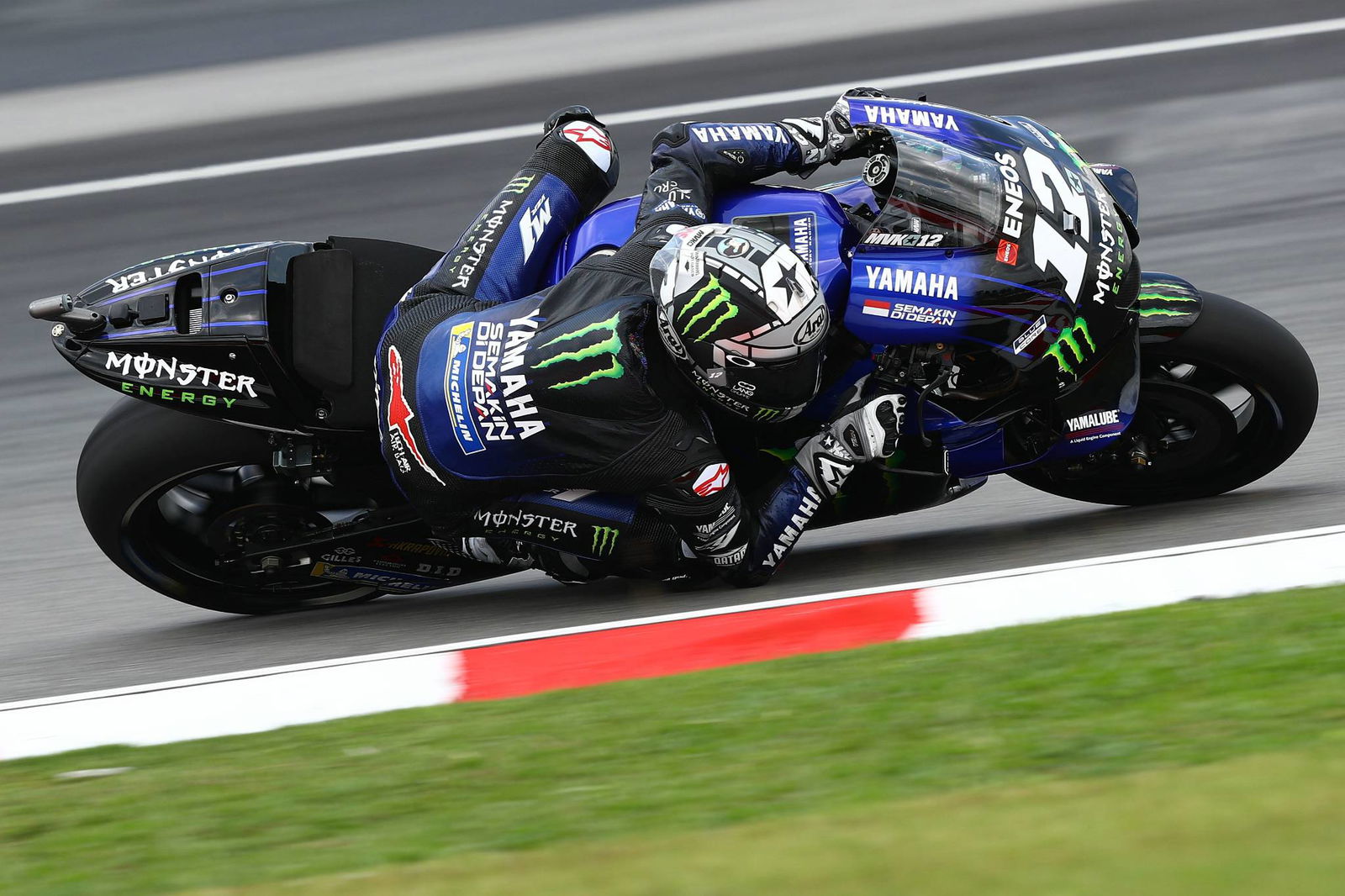 Vinales keeps pace “in the pocket” to defend against Marquez