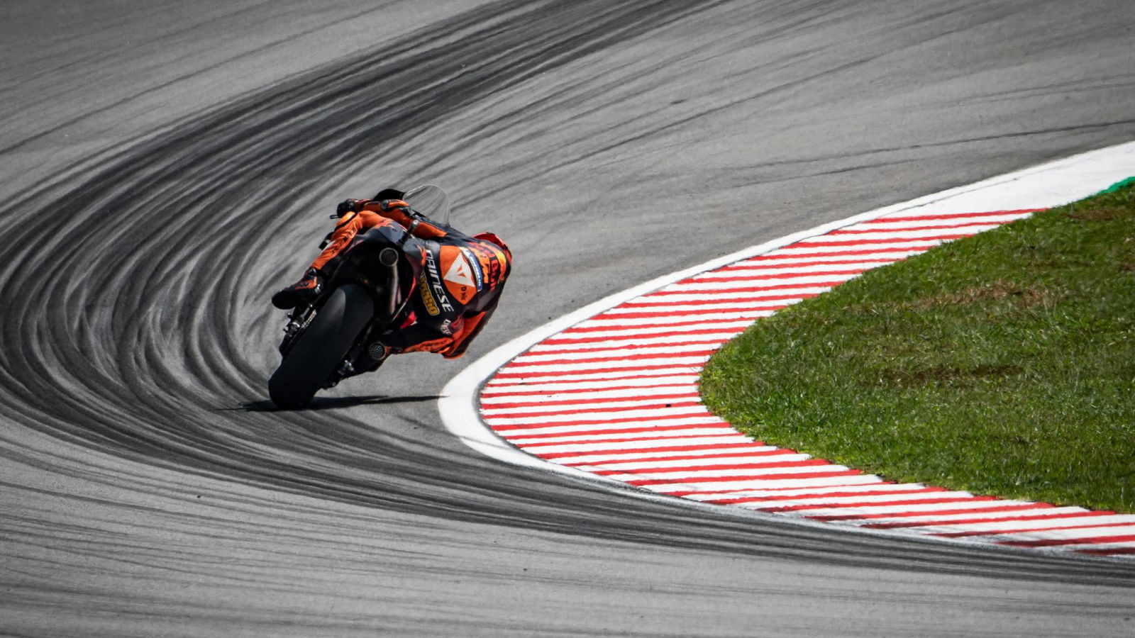 Pol tercepat saat Shakedown berakhir, Lorenzo mengendarai Yamaha