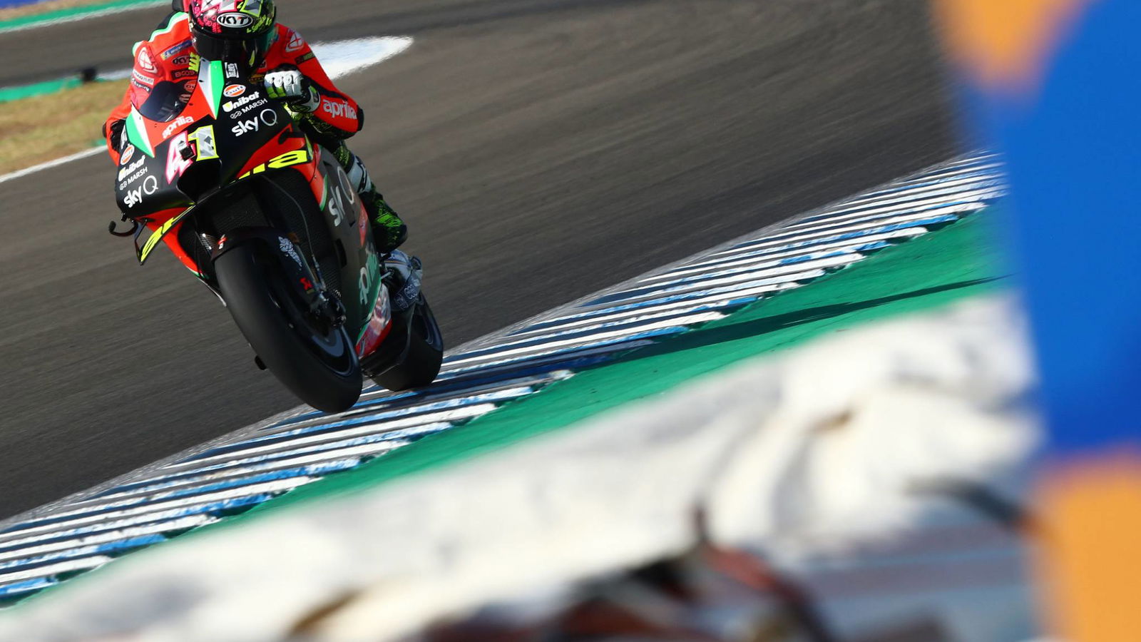 Aleix: The Aprilia cannot do that riding style
