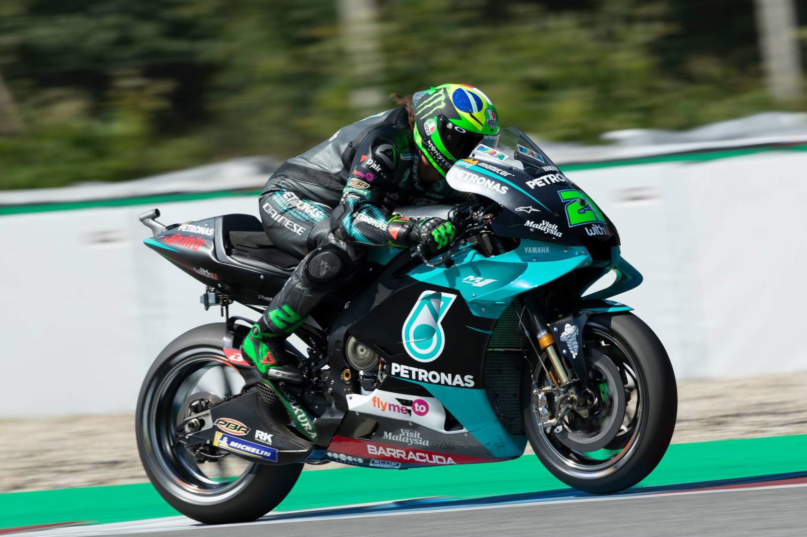 Oliveira carries momentum with top three turn, 0.048s off first