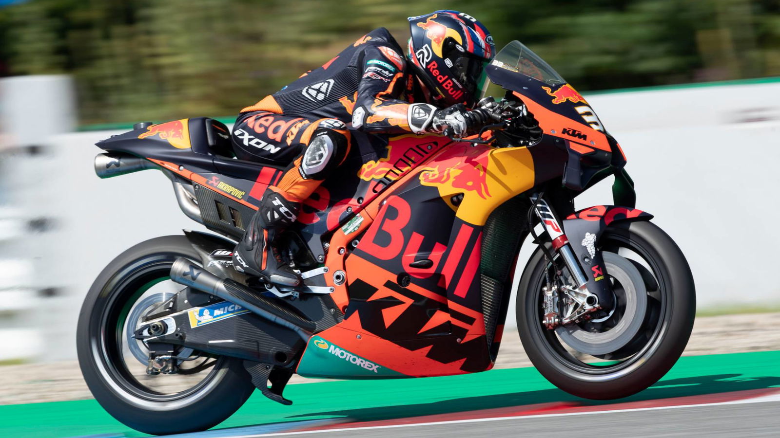 Binder badai untuk kemenangan MotoGP perdananya yang spektakuler untuk KTM di Brno
