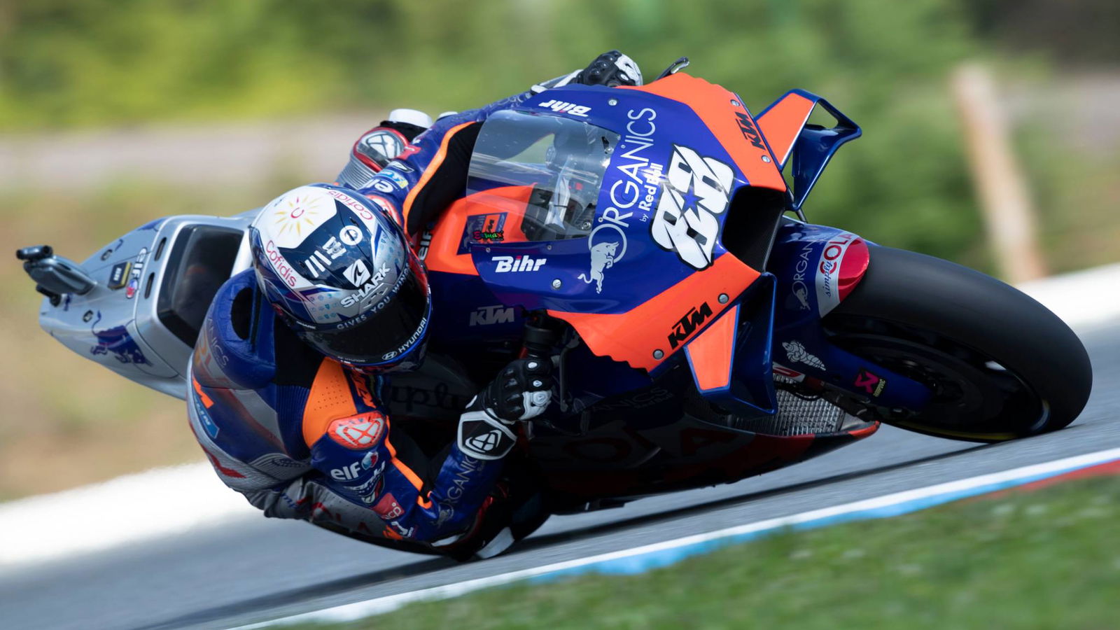Oliveira carries momentum with top three turn, 0.048s off first