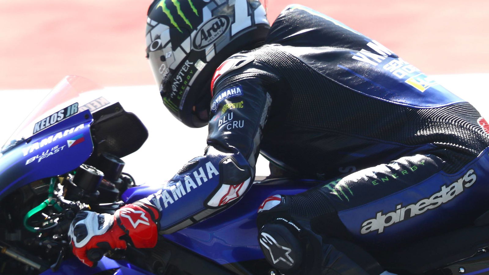Para pengendara mengusulkan agar radio helm bergaya F1 disiarkan untuk hiburan