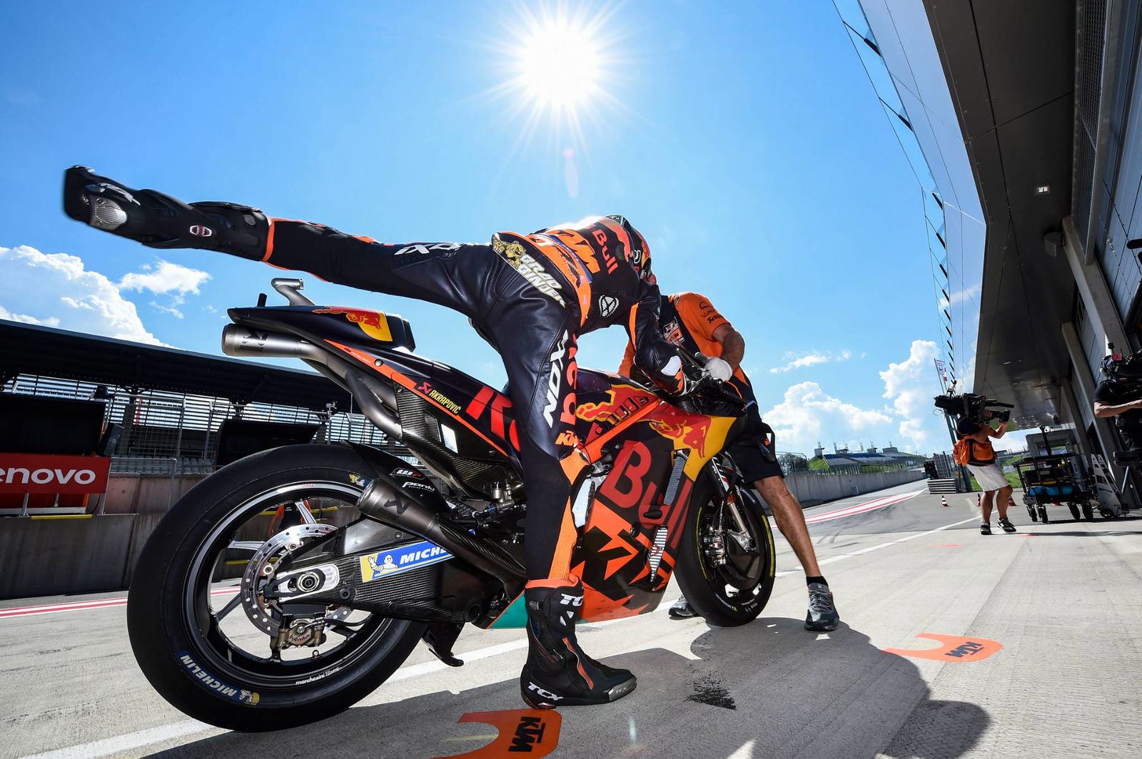 Suzuki 'great bike', 'contender for title'