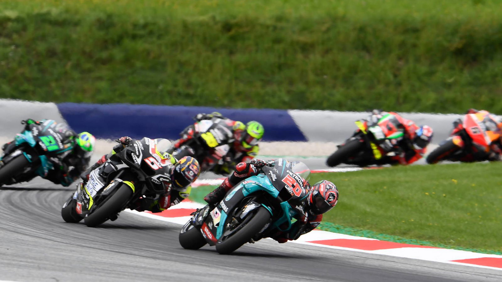 'Great Sunday' - adrenalin mengalahkan rasa sakit untuk Zarco