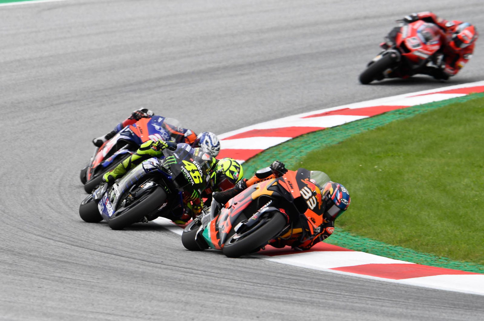 'Great Sunday' - adrenalin mengalahkan rasa sakit untuk Zarco