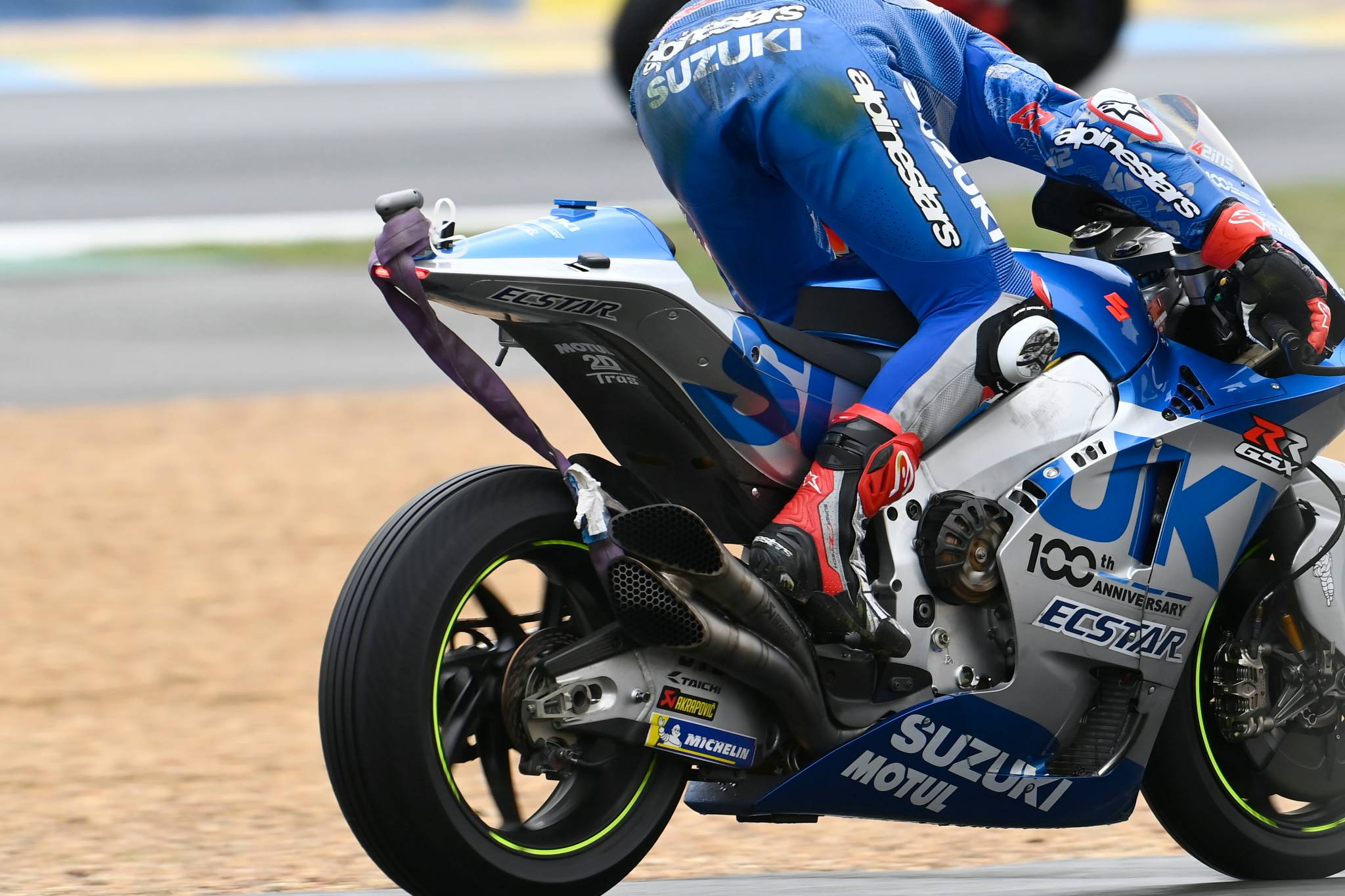 Alex Rins realising there is a strap attached to his bike, French MotoGP race. 11 October 2020