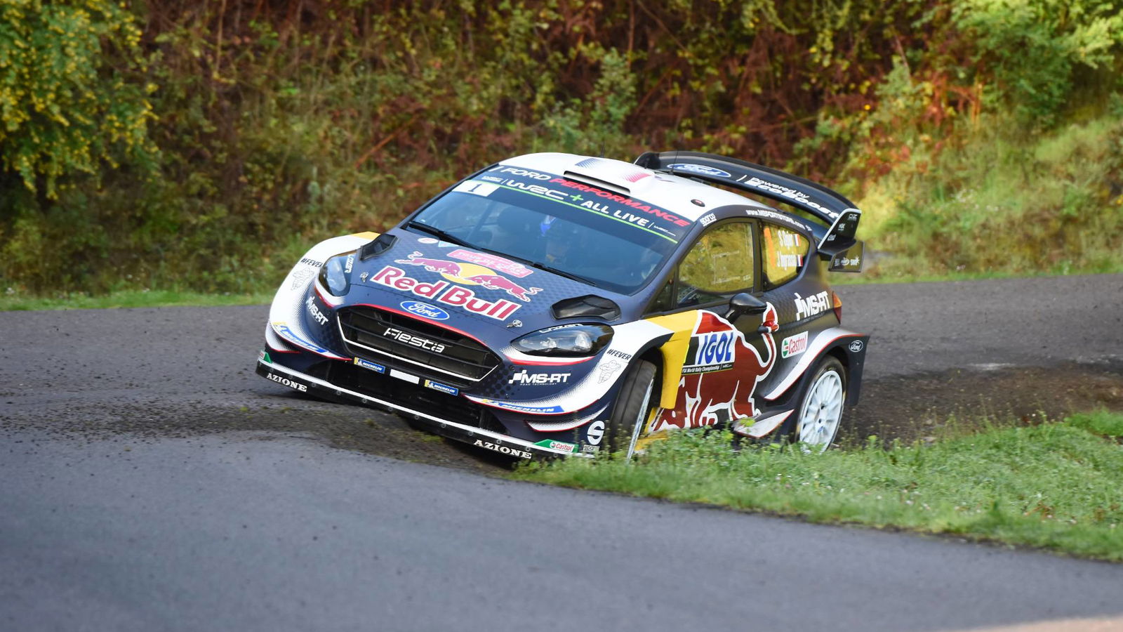 Ogier defends lead from Neuville