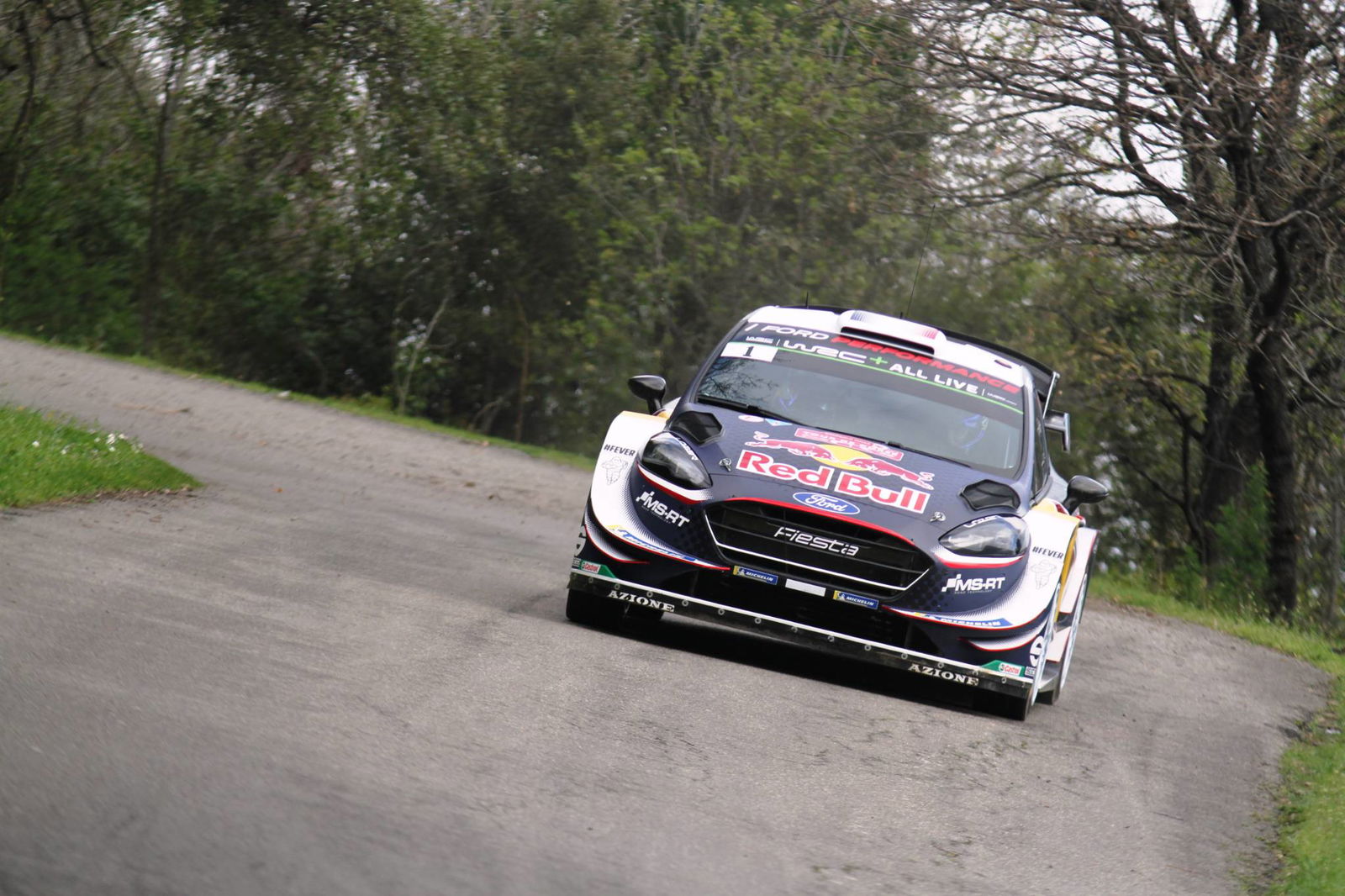 Ogier defends lead from Neuville