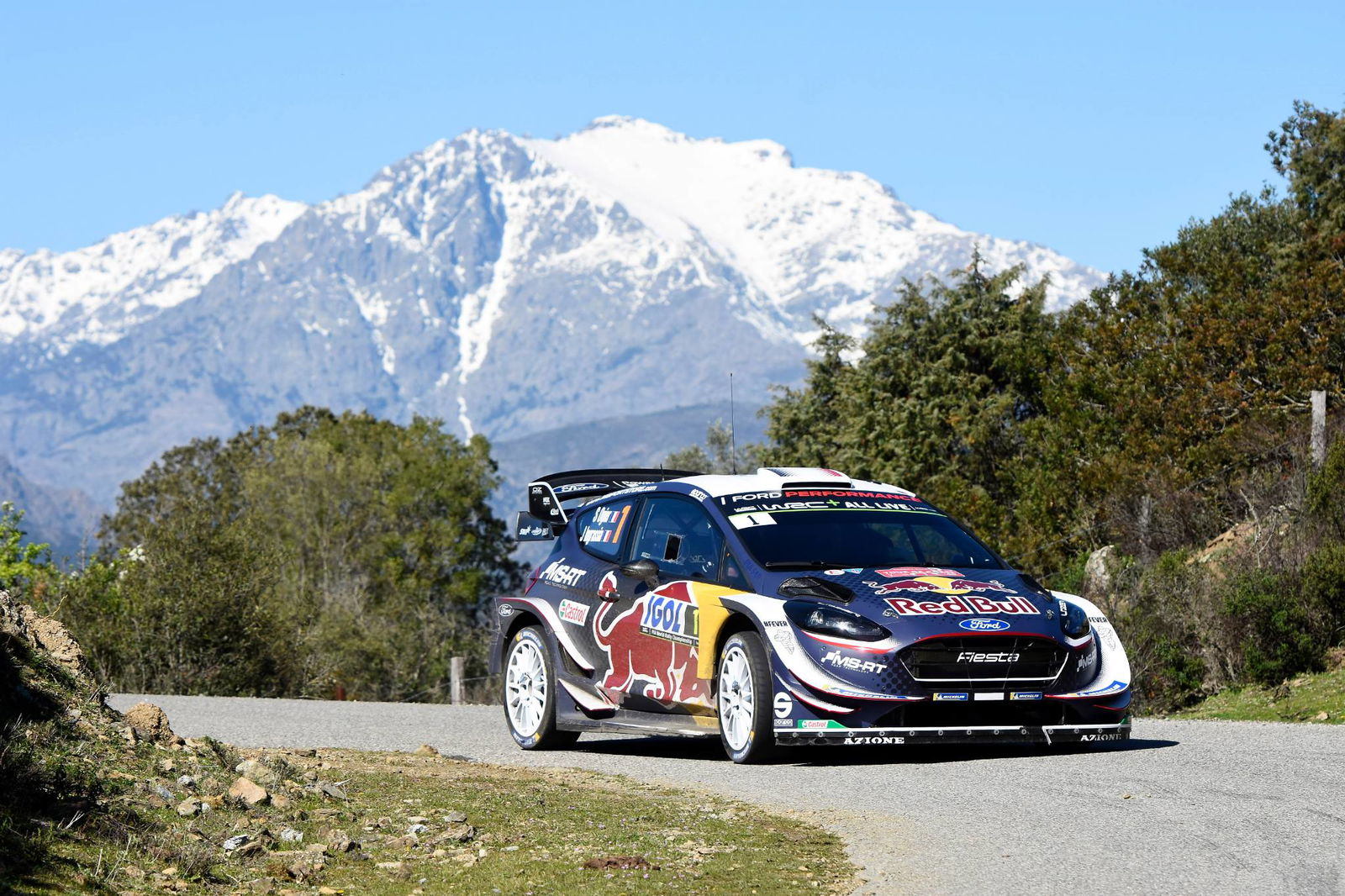 Ogier defends lead from Neuville