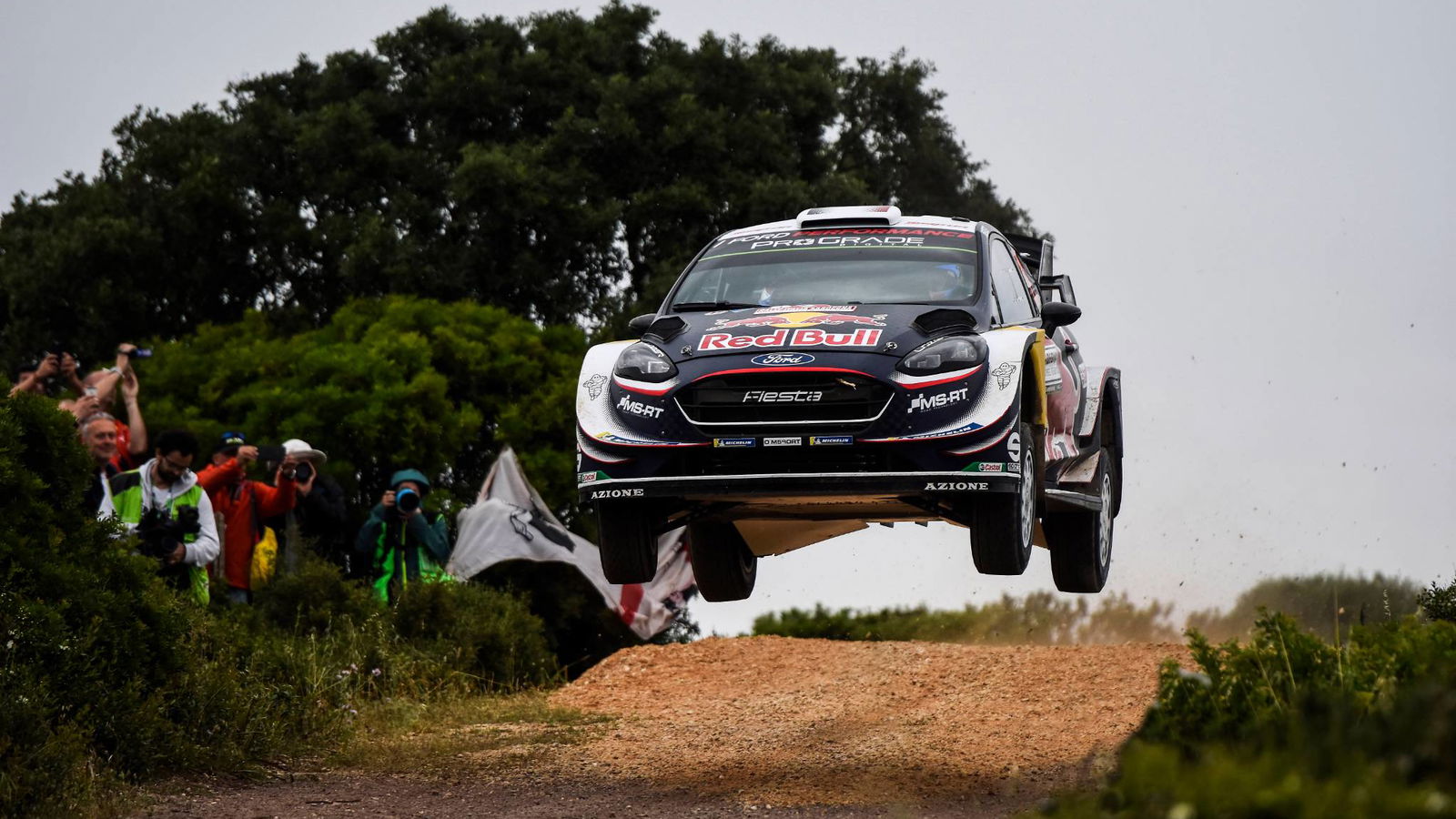 Badai Ogier cerah saat saingannya putus