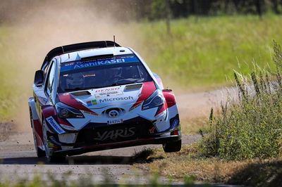 Tanak memimpin Ogier, Neuville pada tahap awal