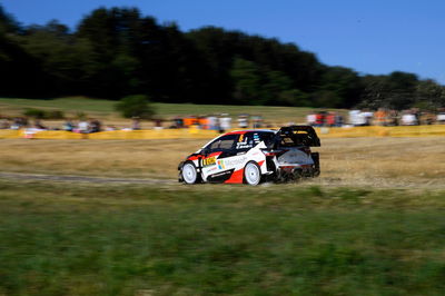 Tanak memimpin Ogier, Neuville pada tahap awal