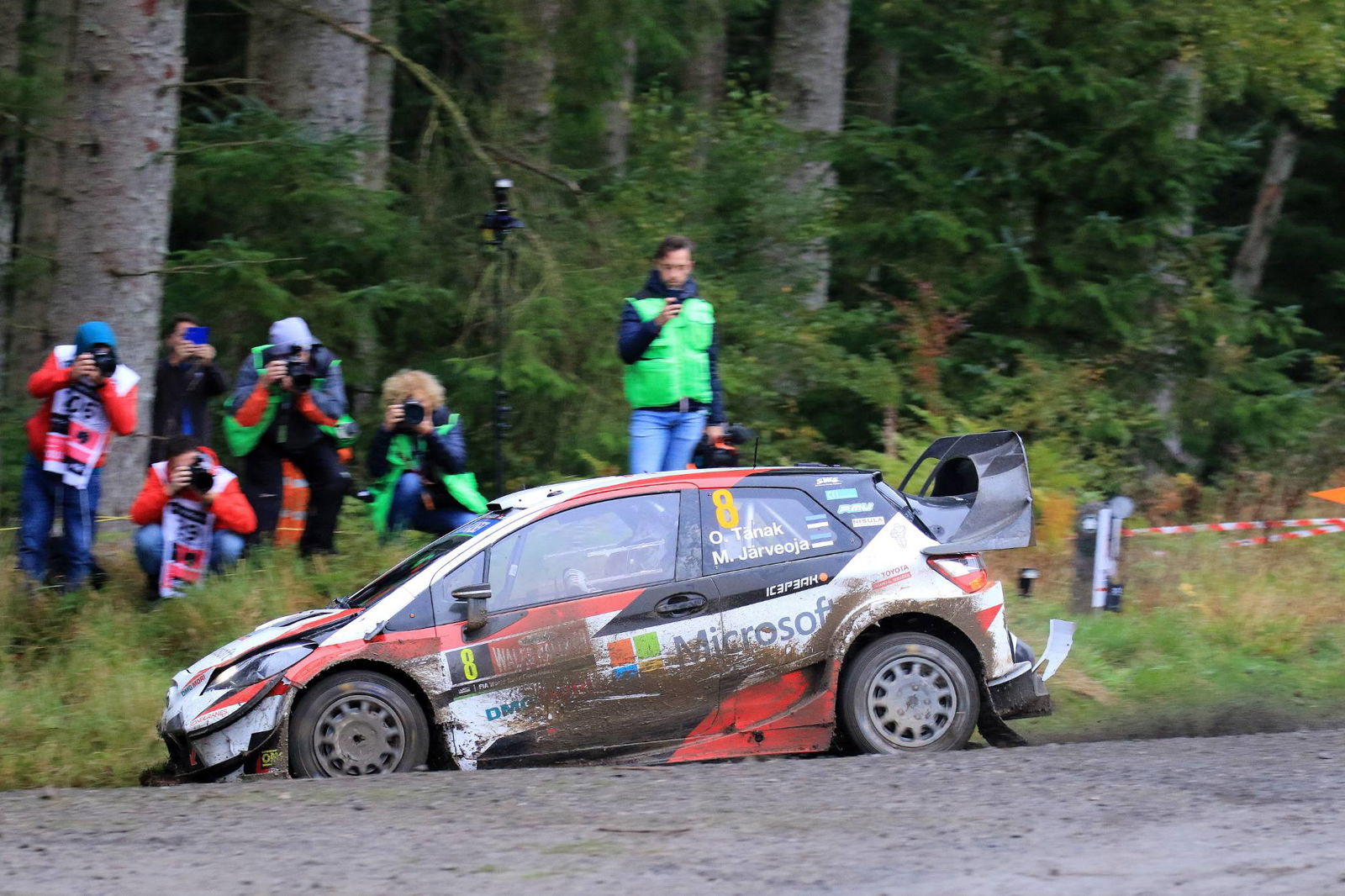Tanak memimpin Evans saat Ogier mengalami masalah pada kotak persneling