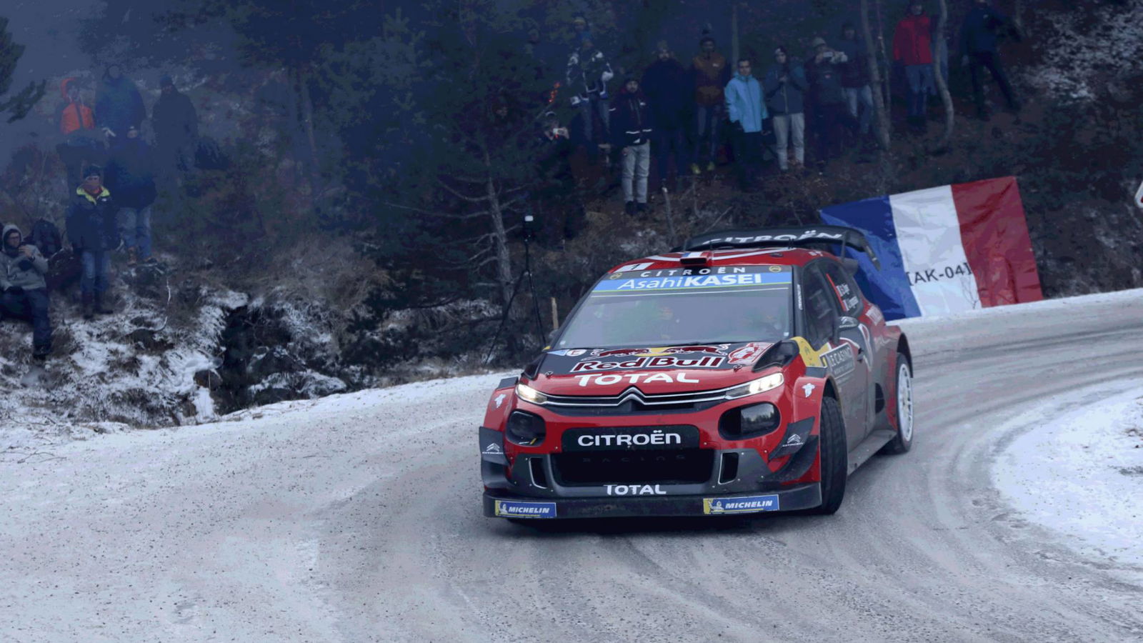 Ogier withstands Neuville pressure