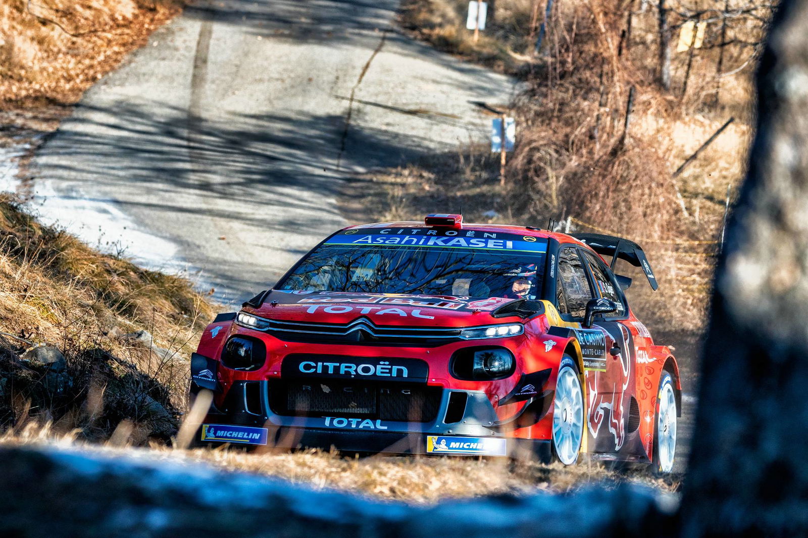 Ogier withstands Neuville pressure
