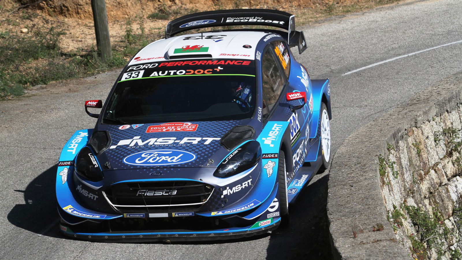 Evans menderita pukulan ban tahap akhir untuk membawa kemenangan Neuville Tour de Corse