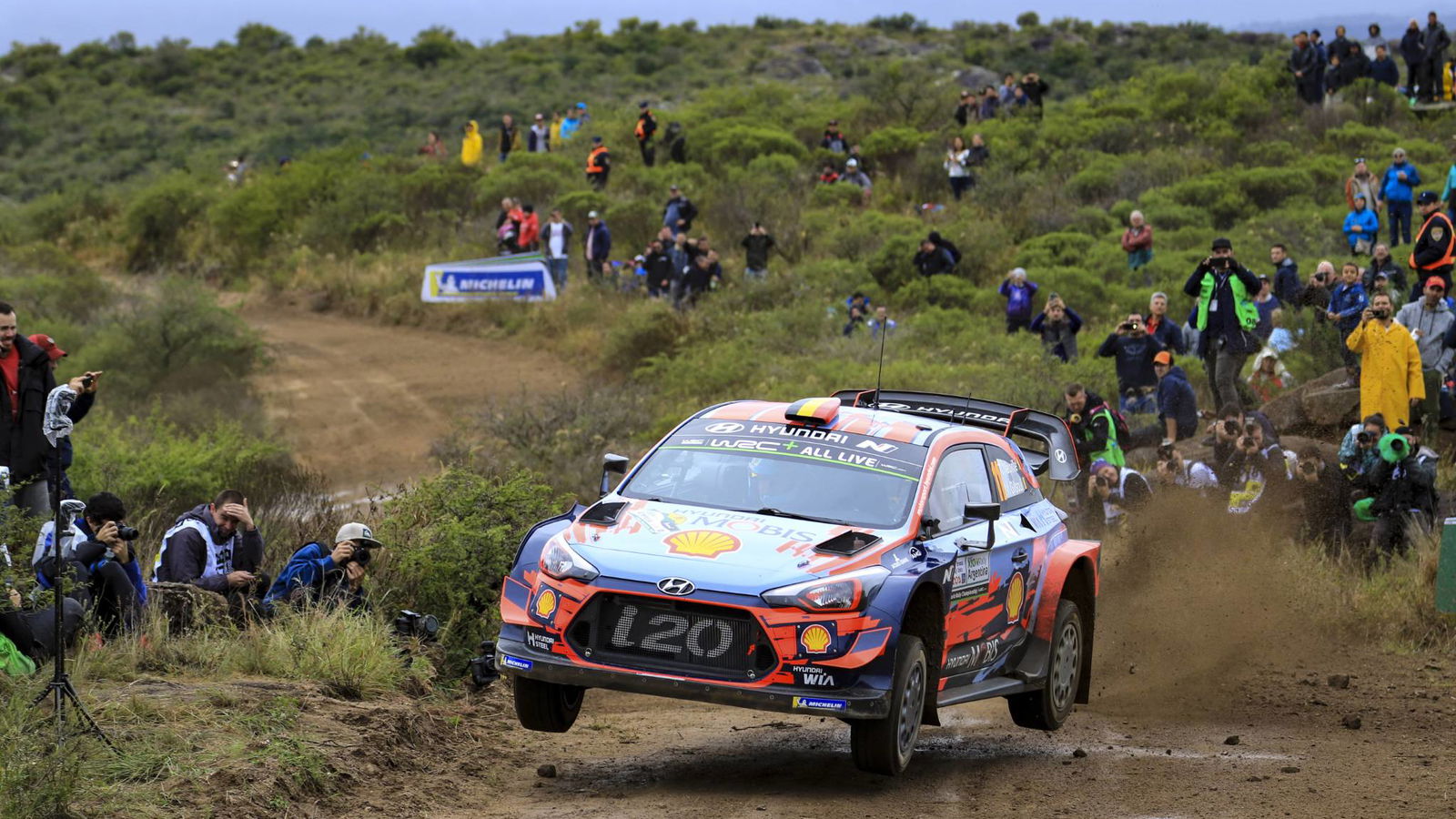 Neuville bergerak jelas saat Tanak keluar