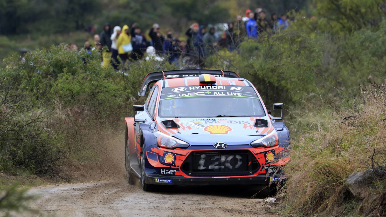 Neuville memimpin Hyundai 1-2, Ogier menyelinap ke podium