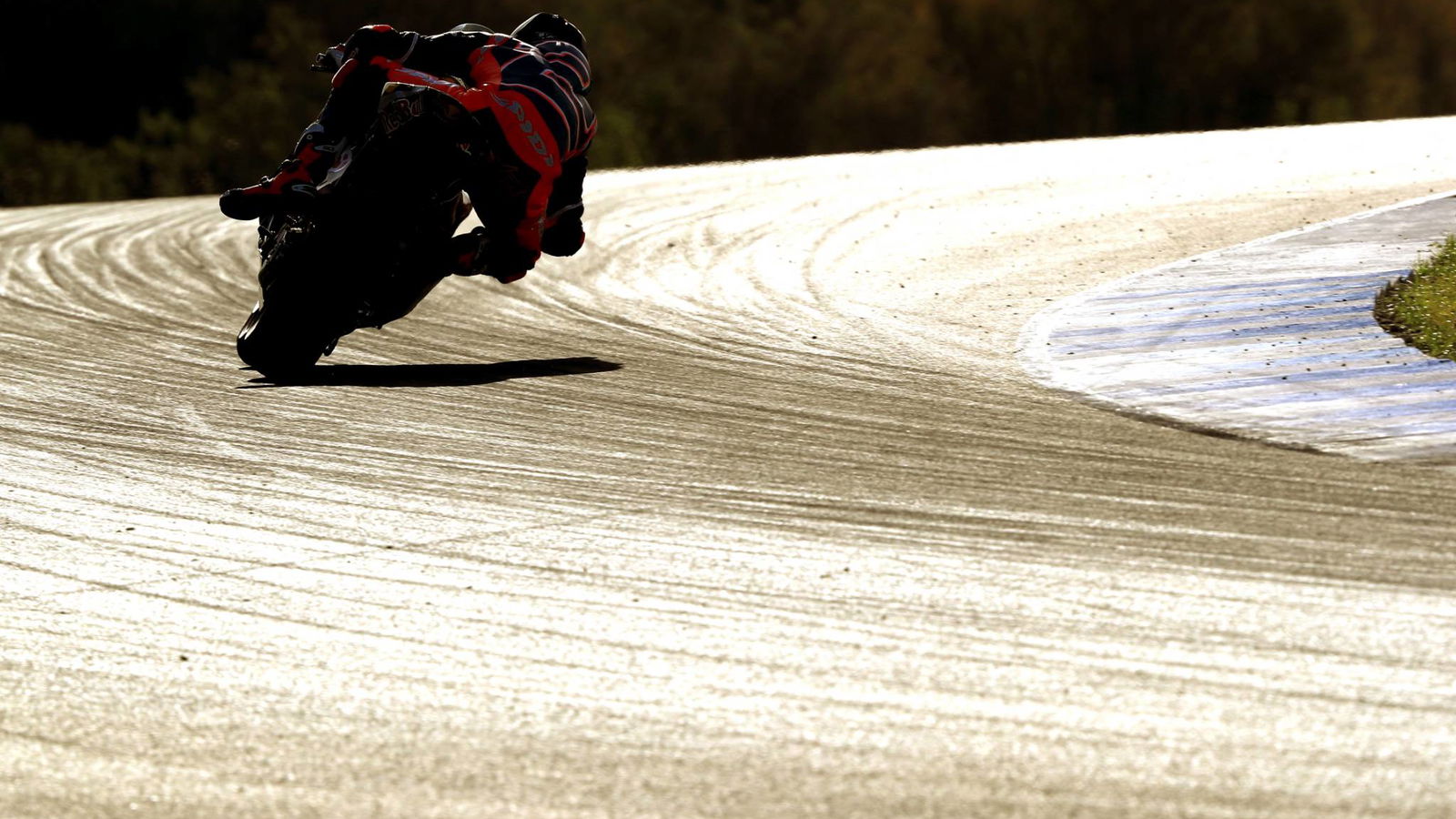 Camier reveals unchanged Red Bull Honda livery