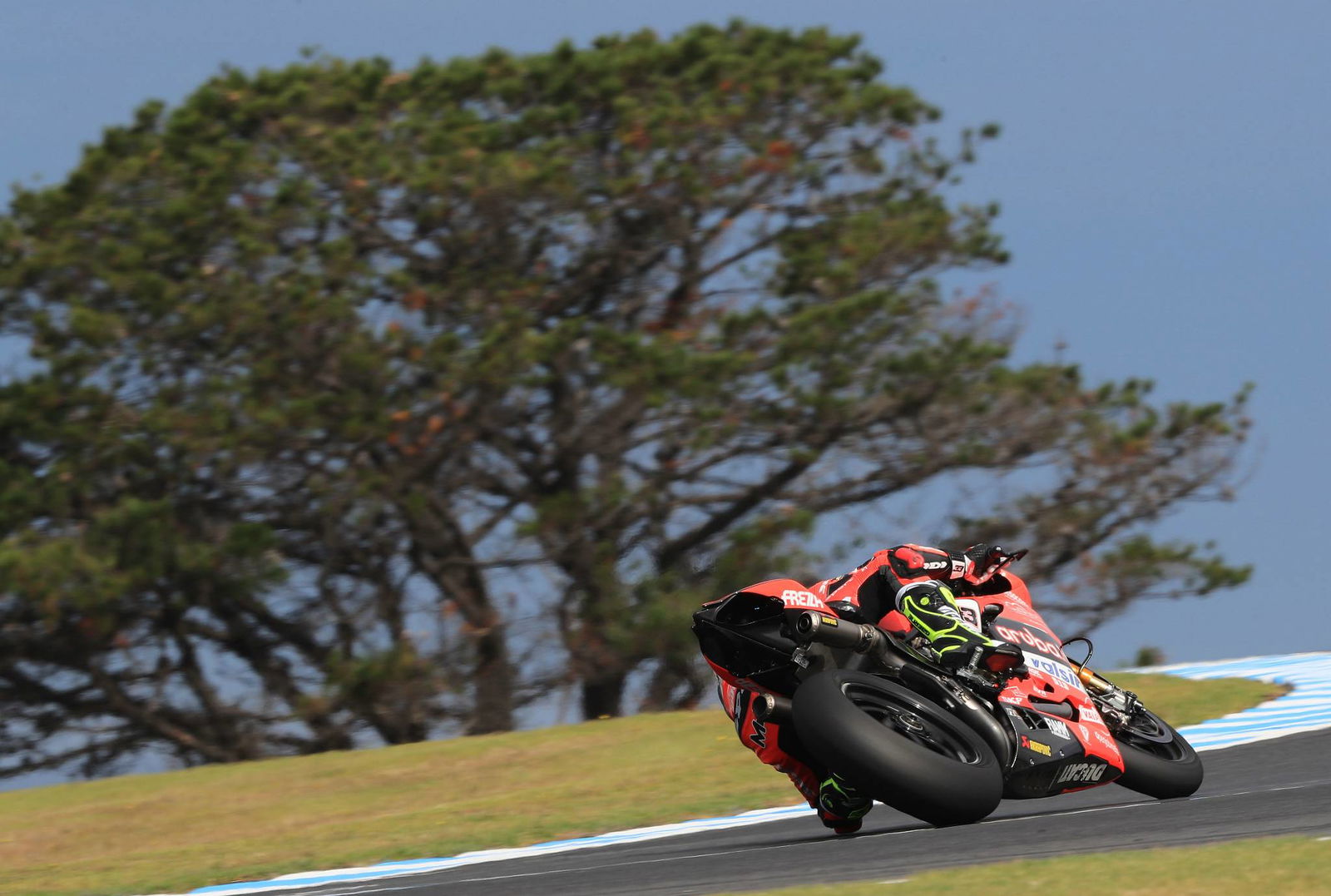 Melandri stuns with victory in 2018 World Superbike opener