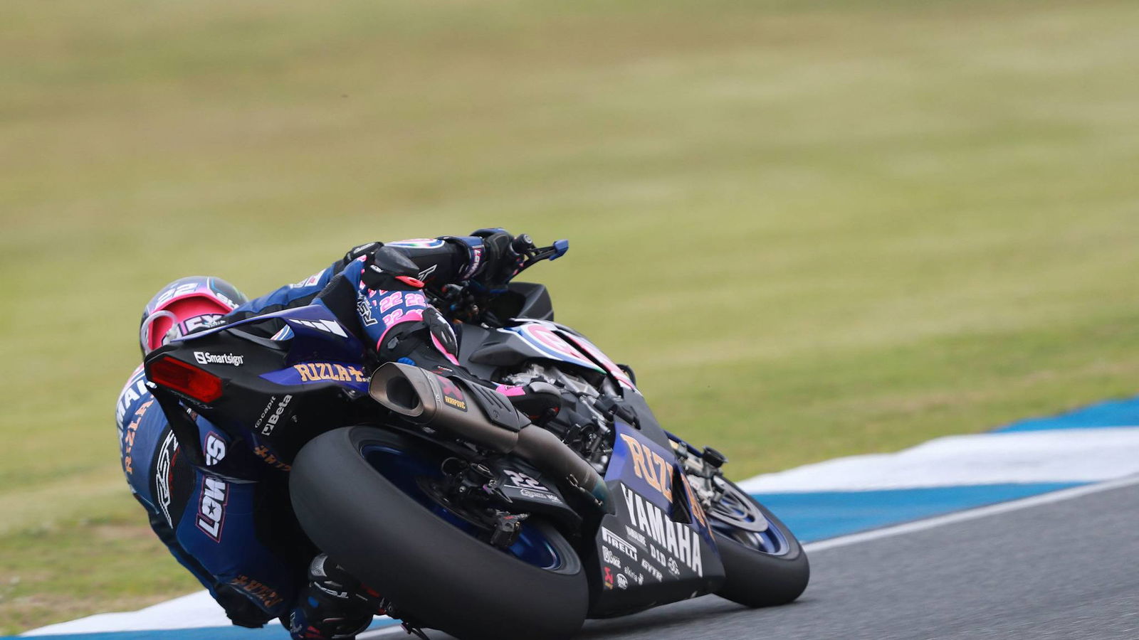 Lowes leads Davies in tight FP4