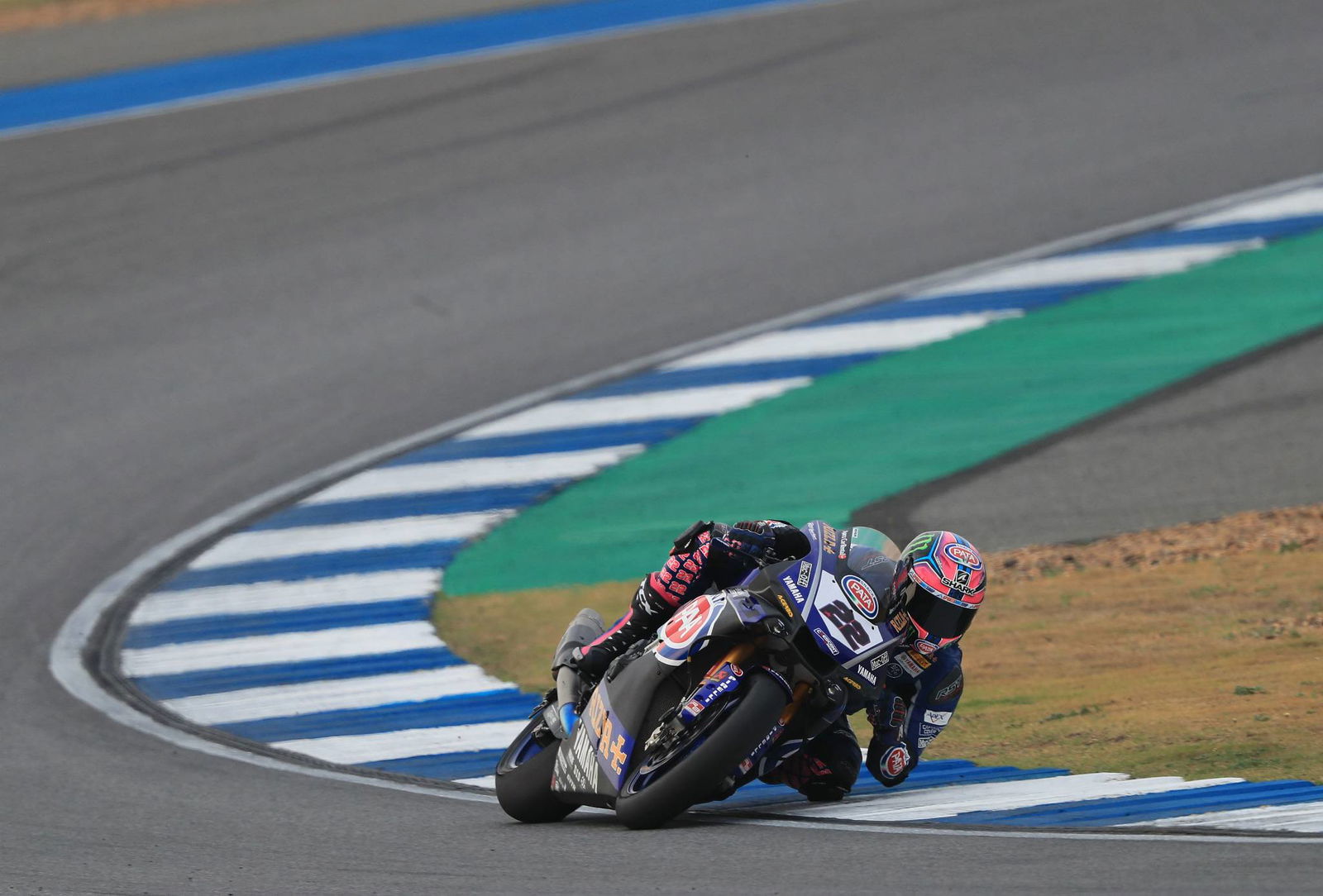 Lowes leads Davies in tight FP4