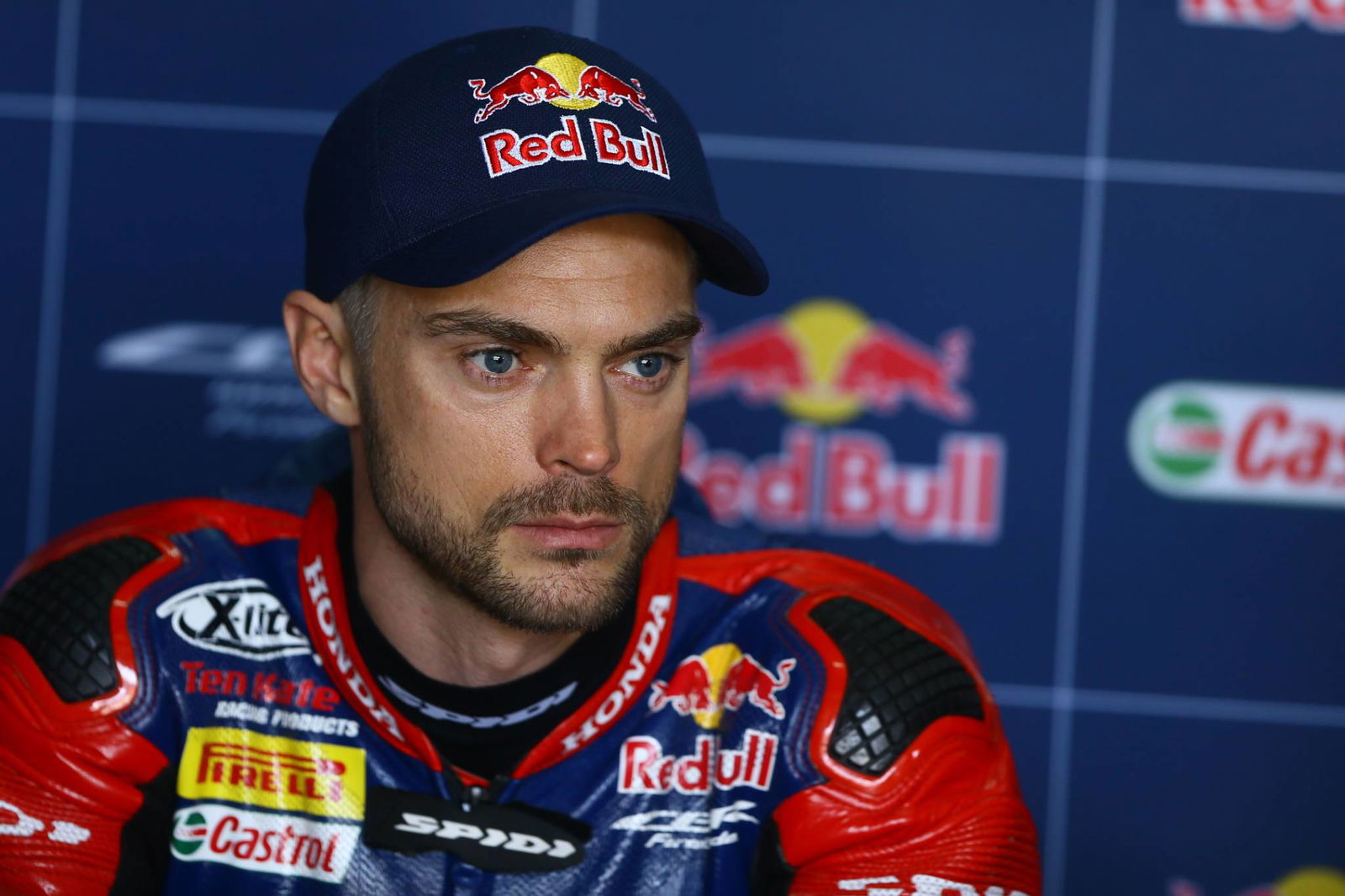 Rea menang melawan trio Ducati di balapan yang dimulai kembali