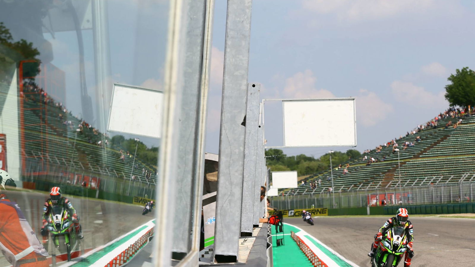 Rea irresistible in Imola opener