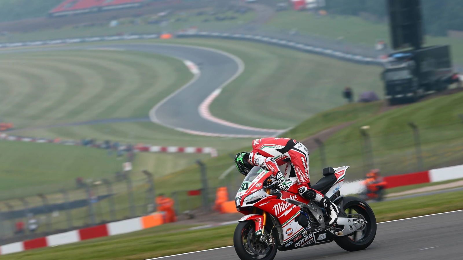 Laverty dipaksa keluar oleh throttle yang tertahan untuk Milwaukee Aprilia