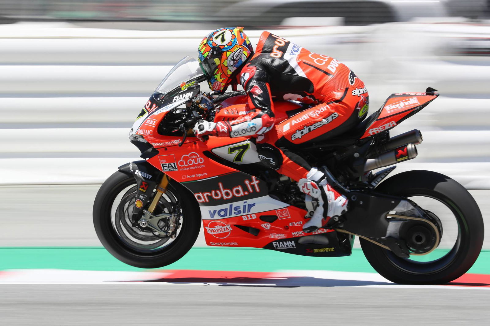 Davies charges ahead of Rea in FP4