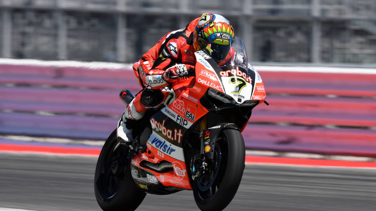 Davies avoids needing surgery on collarbone fracture