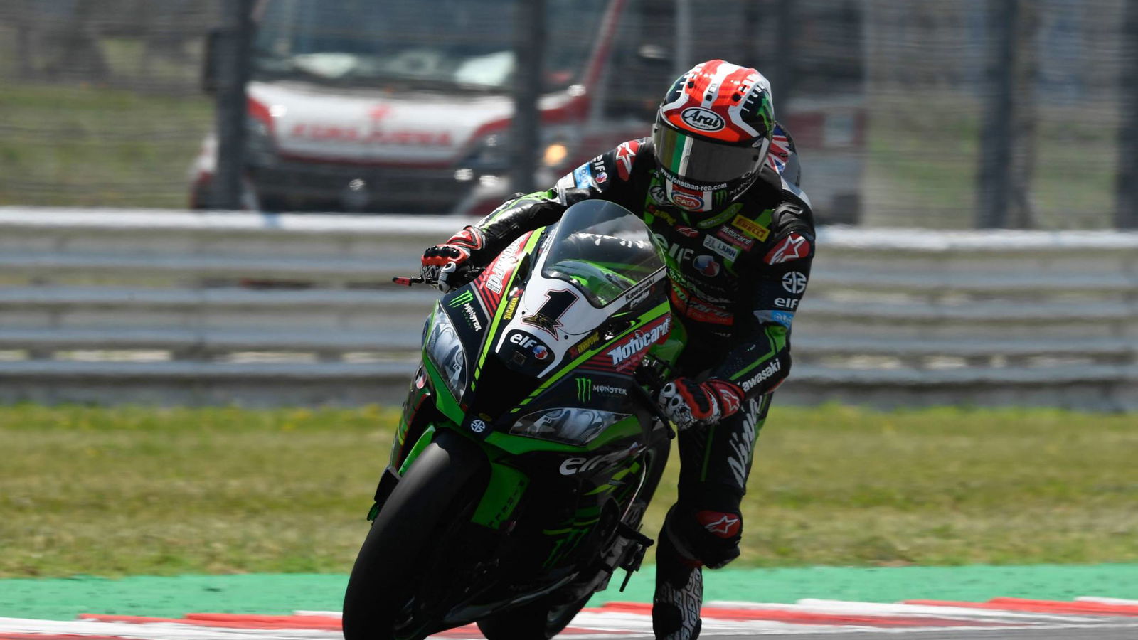 Rea mempertahankan posisi teratas, Davies ke Q1 setelah kecelakaan yang membara