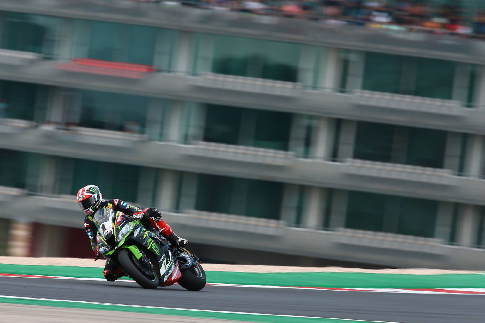 Rea memegang kendali untuk memenangkan pembuka Portimao